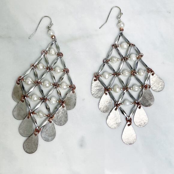 VINTAGE HANDMADE Hammered Silver Pearl Earrings - Picture 6 of 8